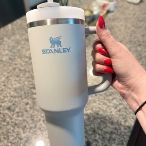 NWOT Stanley FlowState Quencher H2.0 Soft Matte 40 oz Tumbler